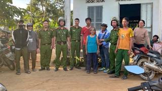 Công an xã Kon Braih băng rừng cứu cụ bà bị lạc trong rừng