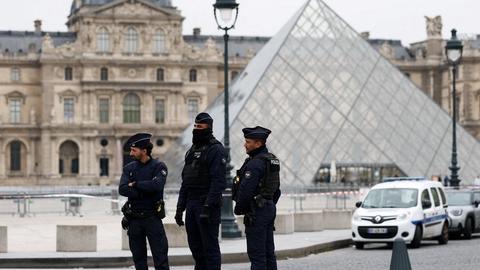 Bảo tàng Louvre bị trộm, buộc phải đóng cửa