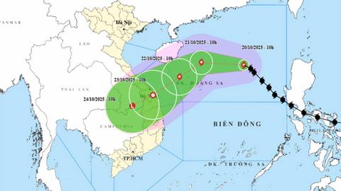 Bão số 12 liên tục đổi hướng, nguy cơ gây lũ ở miền Trung