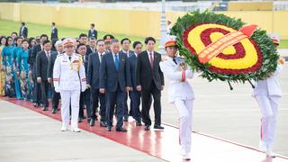 Lãnh đạo Đảng, Nhà nước và các đại biểu Quốc hội vào Lăng viếng Chủ tịch Hồ Chí Minh