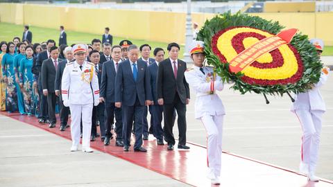 Lãnh đạo Đảng, Nhà nước và các đại biểu Quốc hội vào Lăng viếng Chủ tịch Hồ Chí Minh