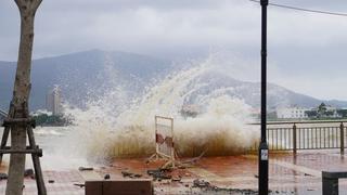 Triều cường dâng cao ngập nhiều hàng quán ven phá Tam Giang