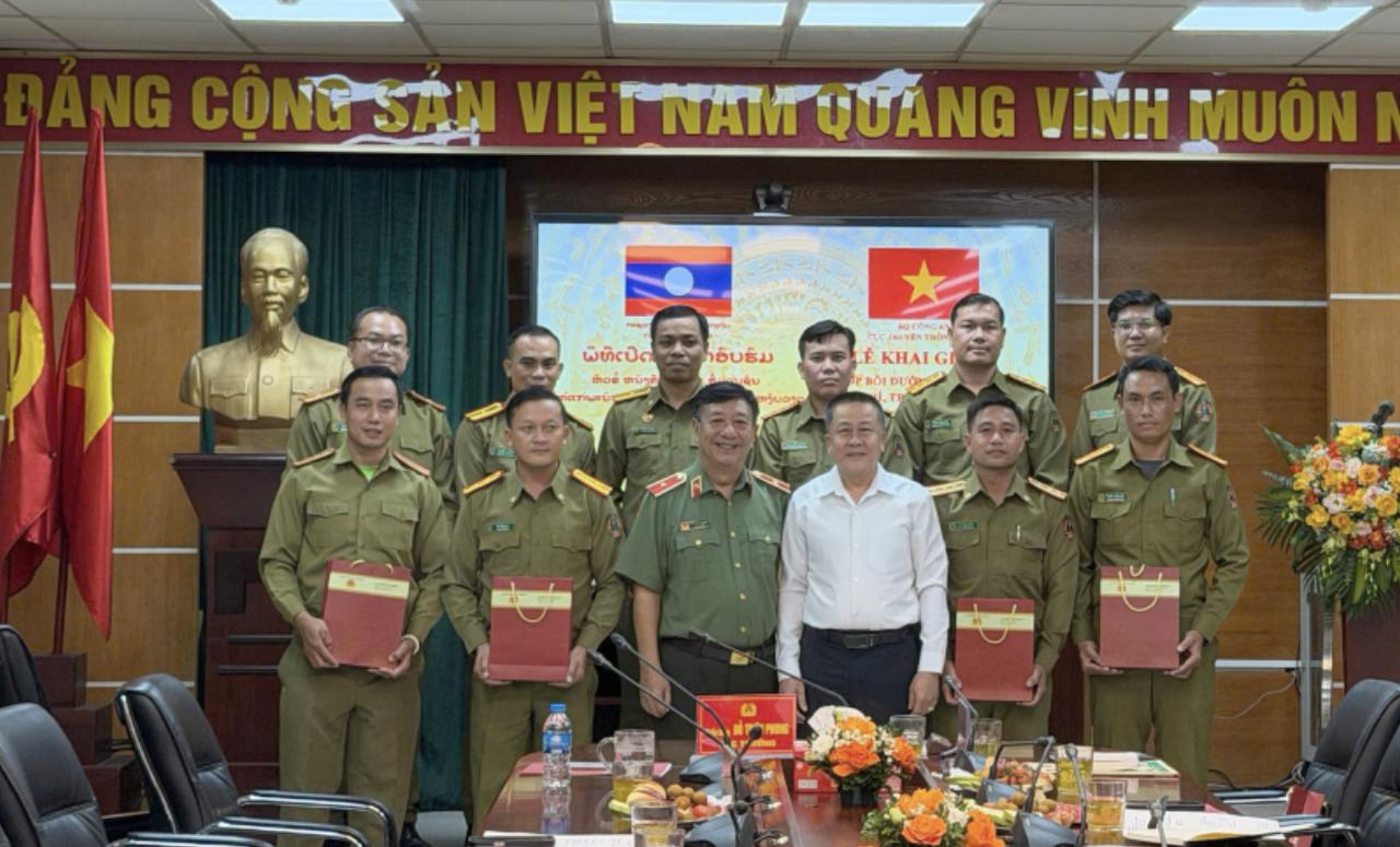 Khai giảng lớp tập huấn báo chí truyền thông cho cán bộ Công an Lào