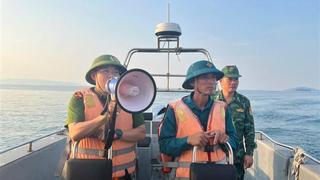 Lực lượng công an cùng nhân dân ứng phó bão số 12