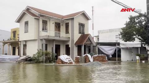 Người dân Huế ứng phó với ngập lụt do mưa lớn