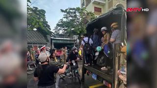 Dùng xe tải đặc chủng hỗ trợ người dân qua vùng ngập nặng