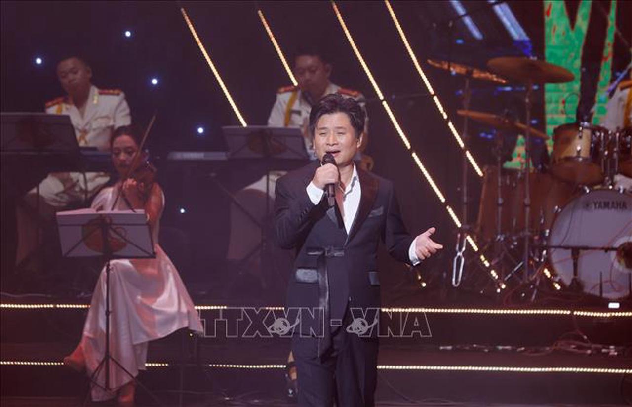 Chương trình nghệ thuật “Thắp sáng yêu thương” gây quỹ ủng hộ đồng bào bão lũ Chương trình nghệ thuật “Thắp sáng yêu thương” gây quỹ ủng hộ đồng bào bão lũ