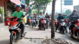 TP.HCM: Tăng cường phạt nguội để xử lý triệt để tình trạng xe máy leo vỉa hè