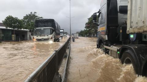 Mưa lũ gây ngập lụt, sạt lở nghiêm trọng tại Huế, Đà Nẵng