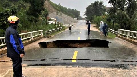 Sạt lở tạo thành hố sâu nguy hiểm trên cầu Ca Da, Đà Nẵng