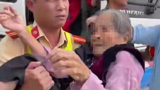 Cảnh sát giao thông đưa cụ bà 98 tuổi đi cấp cứu kịp thời