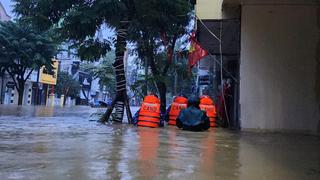 Công an thành phố Huế trắng đêm giúp dân ứng phó mưa lũ