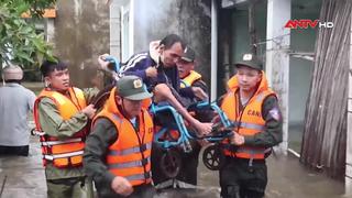 Trung đoàn CSCĐ Trung Bộ hỗ trợ nhân dân trong mưa lũ