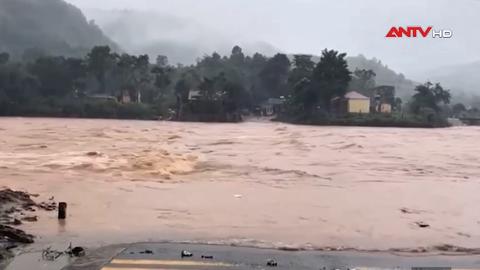 Quảng Trị: Nước lũ chia cắt, di dời hàng trăm hộ dân