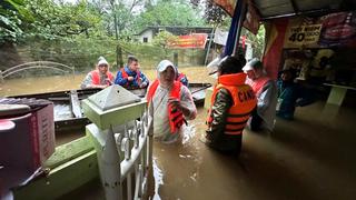 Công an cơ sở hỗ trợ nhân dân trong mưa lũ