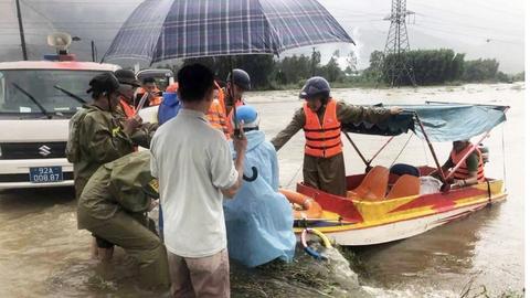 Lực lượng Công an tiếp cận cứu trợ vùng cô lập
