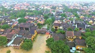 Nhiều nơi ở Đà Nẵng ngập sâu, một phụ nữ bị lũ cuốn