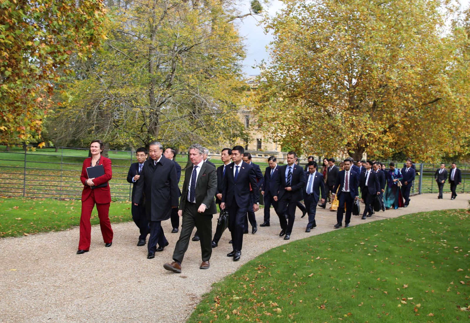 Tổng Bí thư Tô Lâm và Đoàn đại biểu cấp cao Việt Nam trong khuôn viên trường Đại học Oxford.