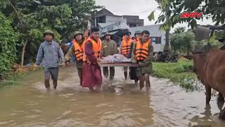 Công an xã vượt lũ, tìm bình oxy cứu người