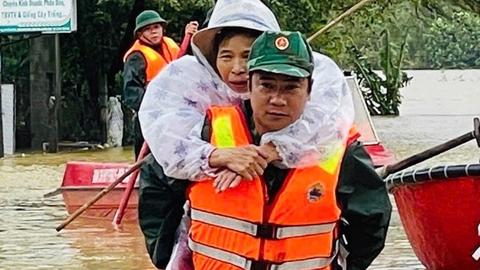 Công an TP Đà Nẵng khẩn trương di dời dân đến nơi an toàn