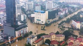 Khẩn trương cứu nạn, tiếp tế người dân vùng lũ 