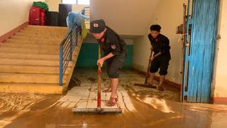 Cảnh sát Cơ động Quảng Ngãi giúp các trường học dọn dẹp vệ sinh sau lũ