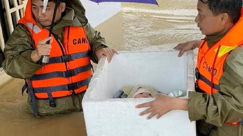 Công an Đà Nẵng hỗ trợ nhân dân vùng ngập lụt