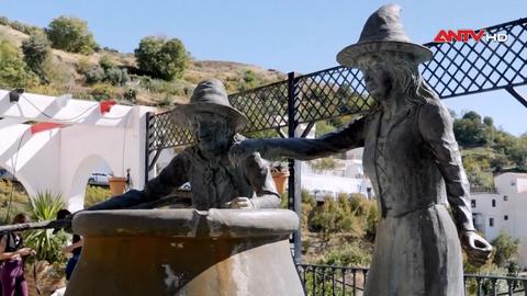 Ngôi làng phù thủy bí ẩn ở Tây Ban Nha hút khách mùa Halloween