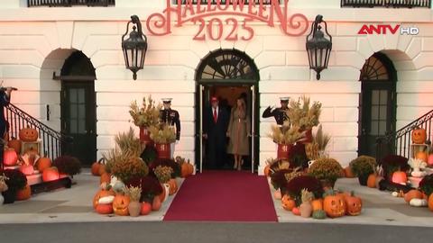 Tổng thống Donal Trump và phu nhân tặng kẹo nhân dịp Halloween