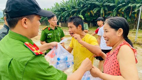 Tuổi trẻ Công an tiếp cận vùng chia cắt tiếp tế lương thực