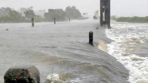 Quảng Trị: Mưa lớn gây lũ lụt, sạt lở nhiều nơi