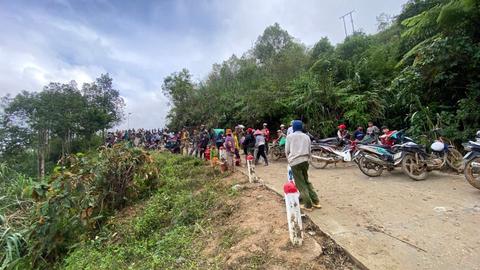 Đoàn cứu trợ mở đường tiếp tế cho 1.700 người dân bị cô lập