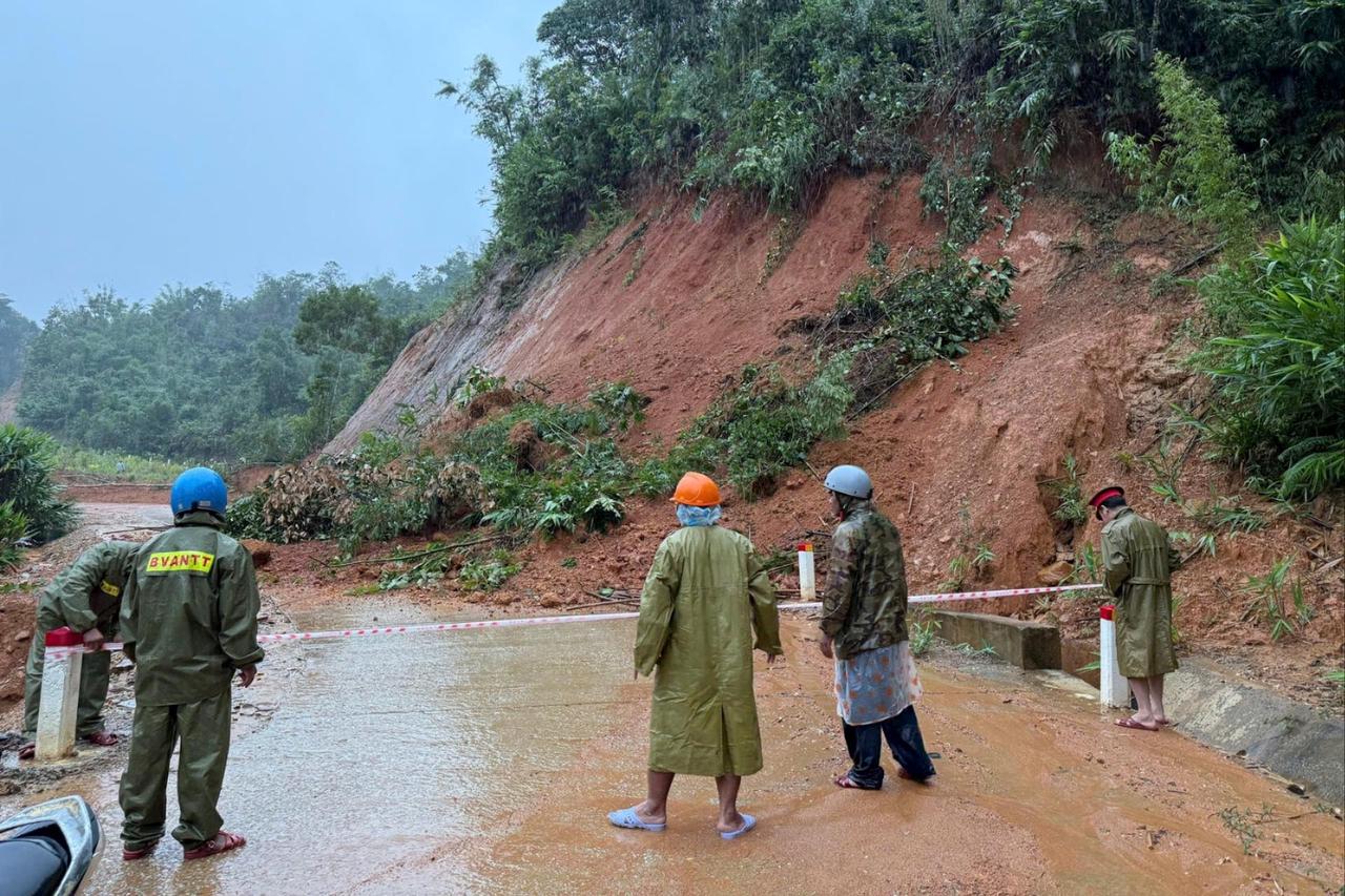 Xã miền núi A Vương, Đà Nẵng bị cô lập Xã miền núi A Vương, Đà Nẵng bị cô lập