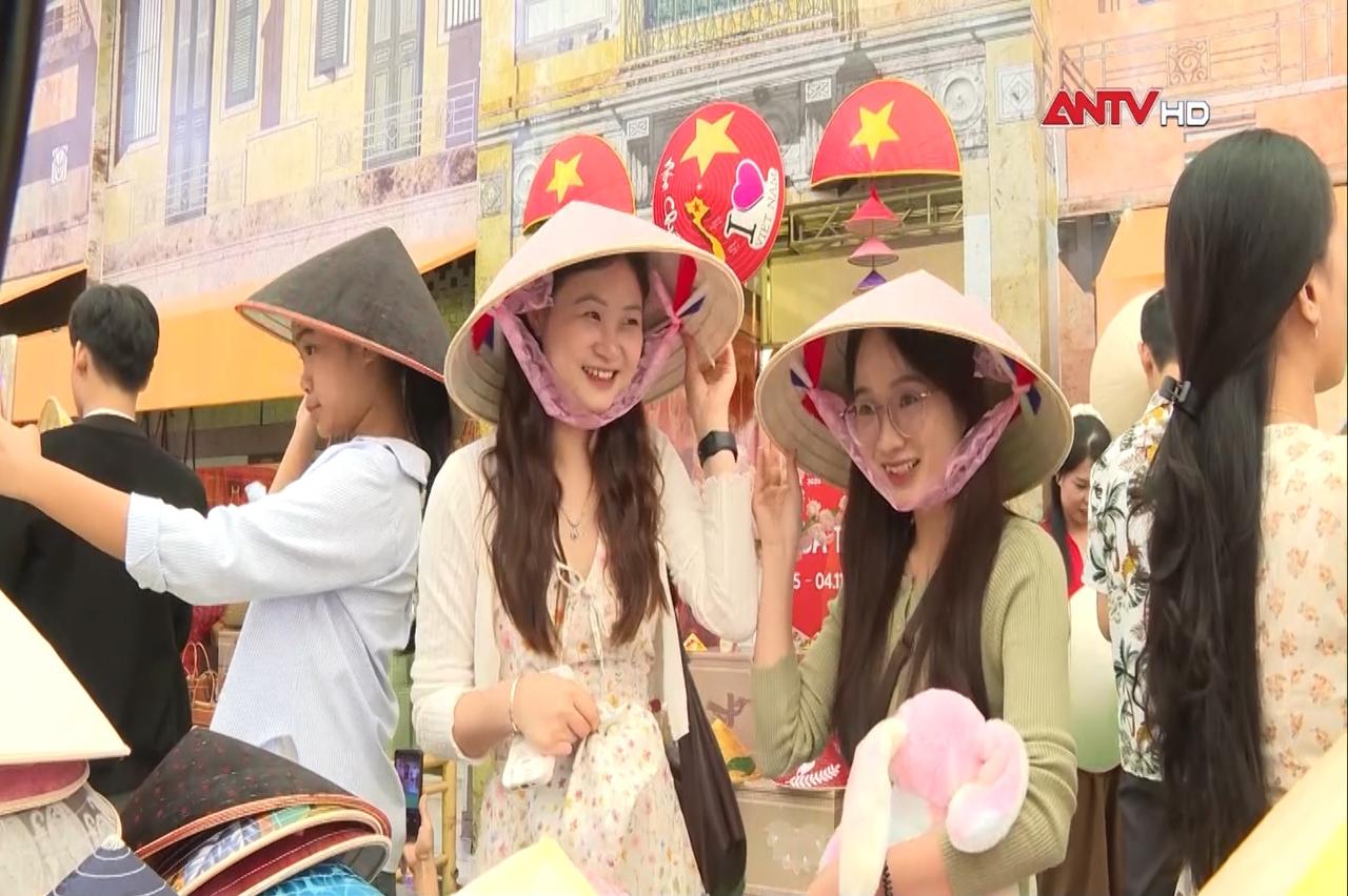 Tinh hoa văn hóa Việt Nam tại Hội chợ Mùa thu 2025 Tinh hoa văn hóa Việt Nam tại Hội chợ Mùa thu 2025