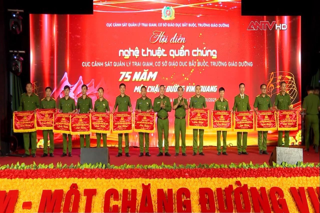 Hội diễn nghệ thuật quần chúng lần thứ 7 lực lượng Cảnh sát quản lý trại giam Hội diễn nghệ thuật quần chúng lần thứ 7 lực lượng Cảnh sát quản lý trại giam