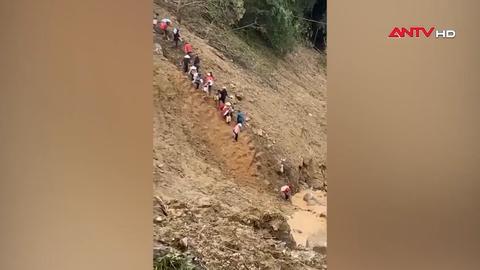 Hơn 100 người mở đường mòn, gùi lương thực cho 1.700 người bị cô lập 