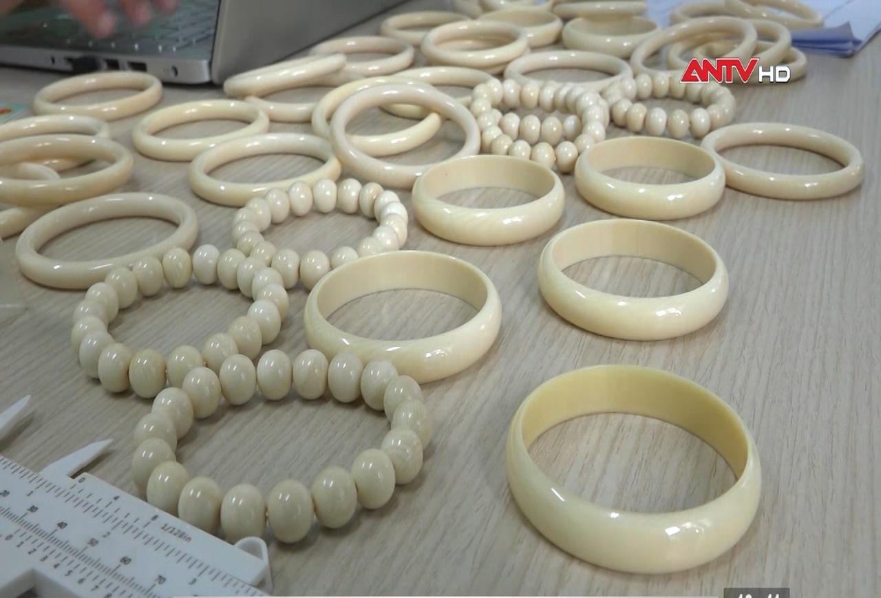 Phát hiện đối tượng buôn bán vòng tay ngà voi