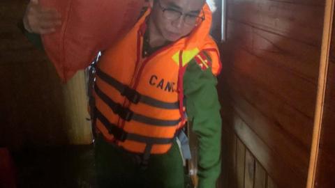 Công an Hà Tĩnh dồn lực bảo vệ an toàn cho nhân dân trong mưa lũ