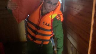 Công an Hà Tĩnh dồn lực bảo vệ an toàn cho nhân dân trong mưa lũ