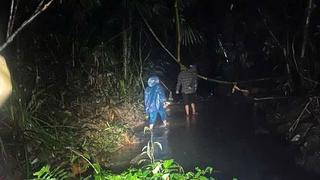 Giải cứu người dân bị cô lập trong rừng do mưa lũ