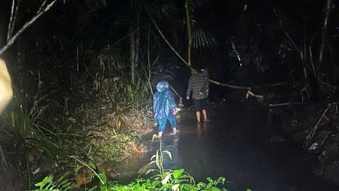 Giải cứu người dân bị cô lập trong rừng do mưa lũ