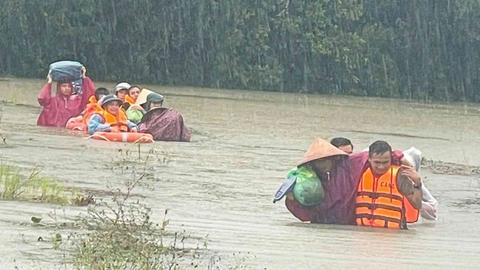 Mưa lũ ở miền Trung làm 35 người chết, mất tích