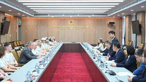 Gặp mặt Đoàn con cán bộ, chiến sĩ Bộ Nội vụ Liên bang Nga