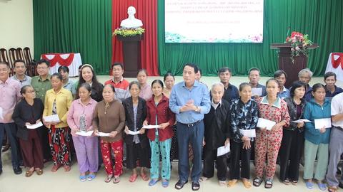 Thượng tướng Lê Quốc Hùng tặng nhu yếu phẩm cho người dân Huế