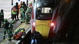 Đâm dao hàng loạt trên tàu hỏa ở Anh, nhiều hành khách bị thương