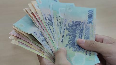 Cảnh giác với bẫy mua bán tiền giả