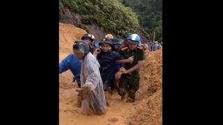  Xúc động hình ảnh Công an xã vượt điểm sạt lở đưa thai phụ đi sinh an toàn 