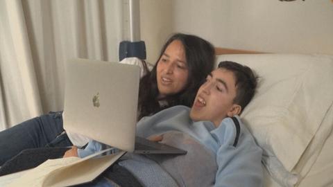 Robot giúp học sinh mắc bệnh nặng học tập ở Australia 