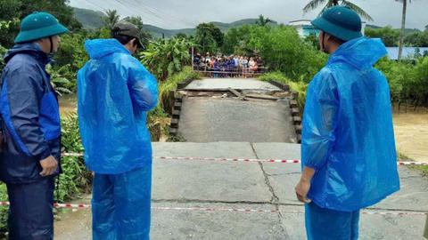 Kịp thời xử lý sự cố sập cầu Cây Sung