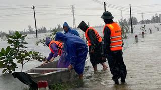 Dầm mưa lũ trực chốt vì an toàn của người dân